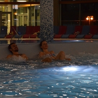 Relaxační bazén s hydromasážními lehátky