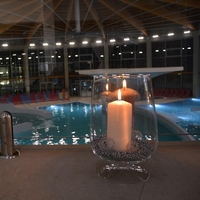 Podsvícené bazény v termálním parku